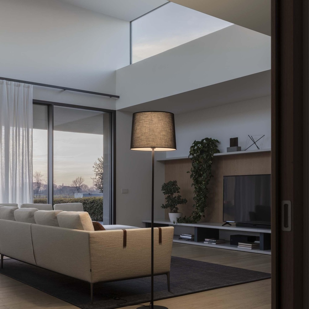 LAMPARA DE PIE SET UP MPT1 NERO TRIOS LIGHTING.